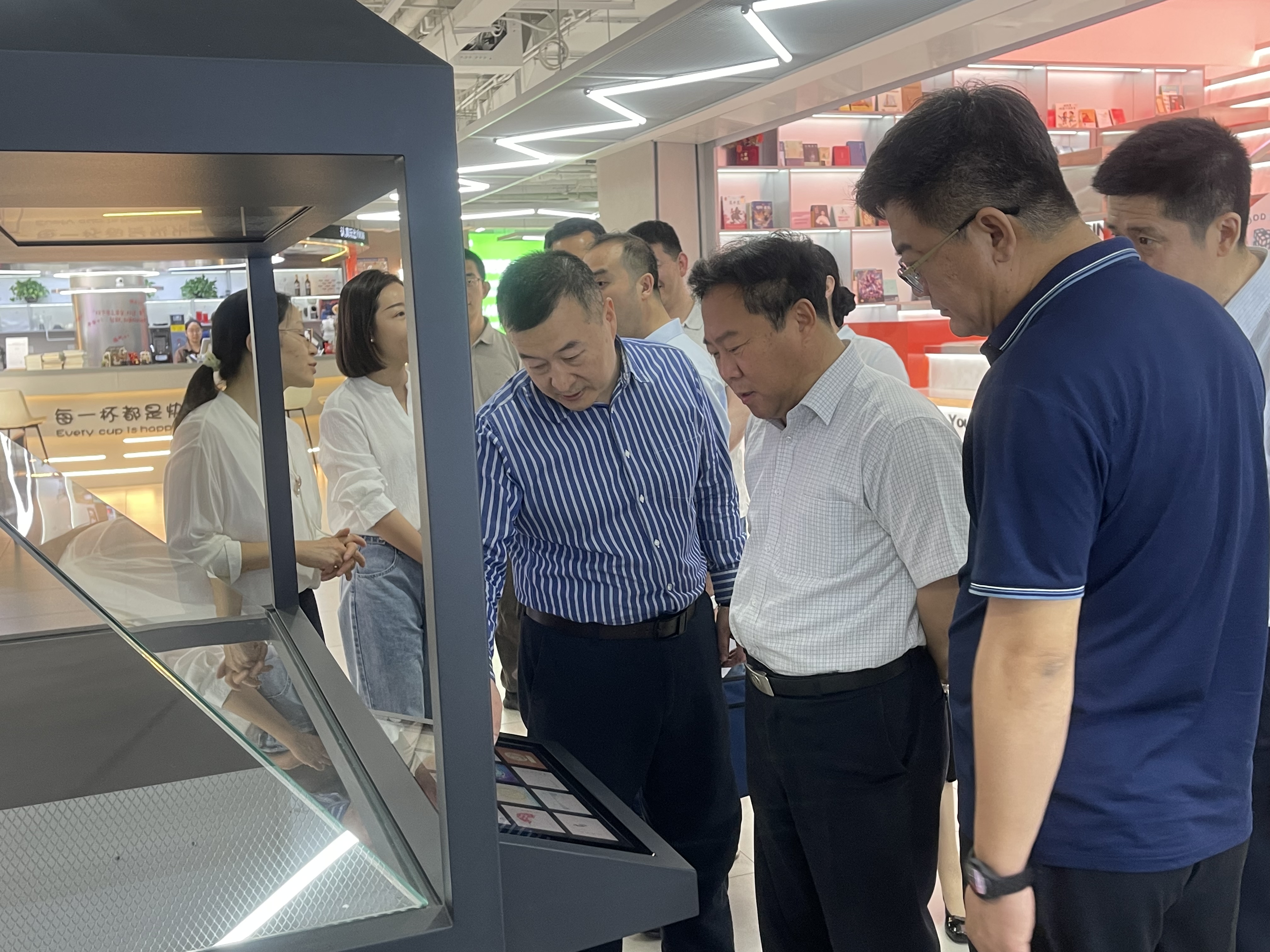 天津市检察院党组副书记、副检察长侯智一行深入津投资本调研服务