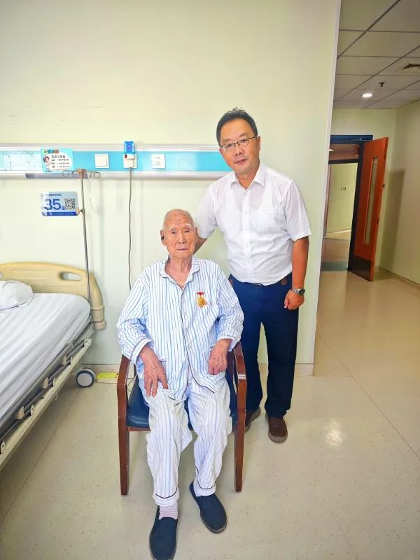 津投资本系统6名抗战老兵荣获“中国人民抗日战争胜利80周年”纪念章