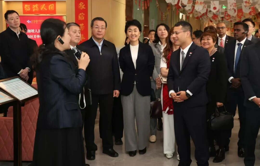 津投资本“芳华里”家庭养老社区迎接新加坡人民行动党代表团考察